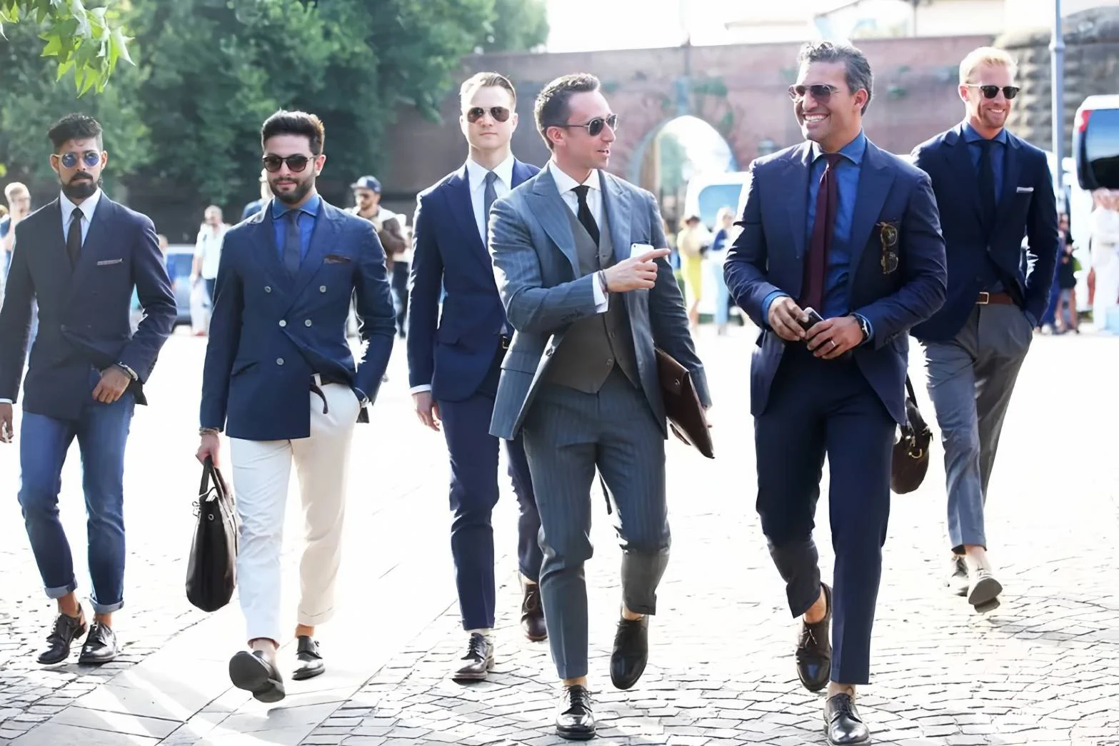 放置鞋撐的黑色牛津雕花鞋