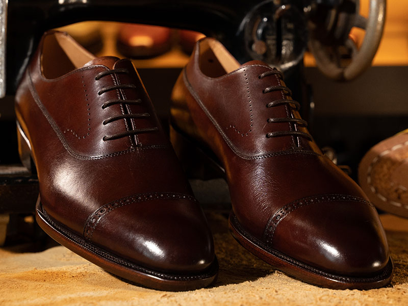 棕色横飾素面雕花鞋CAP TOE OXFORD